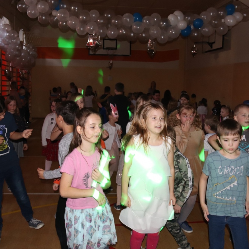 Tańce i zabawy dzieci w rytm muzyki