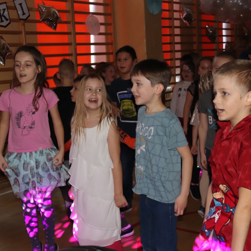 Tańce i zabawy dzieci w rytm muzyki