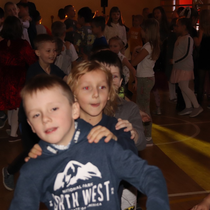 Tańce i zabawy dzieci w rytm muzyki