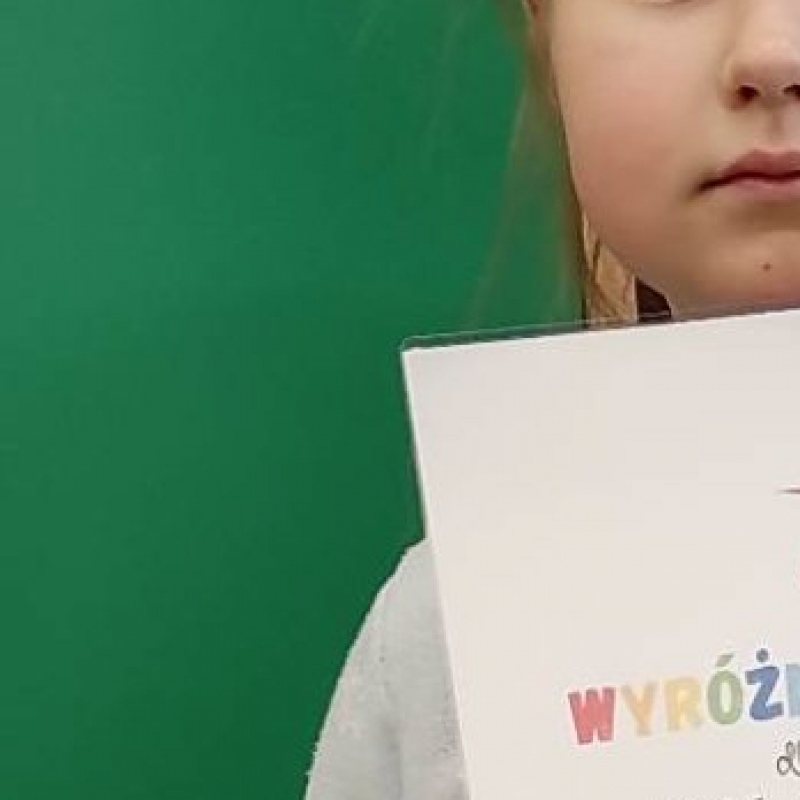 Uczennica klasy 1 z dyplomem