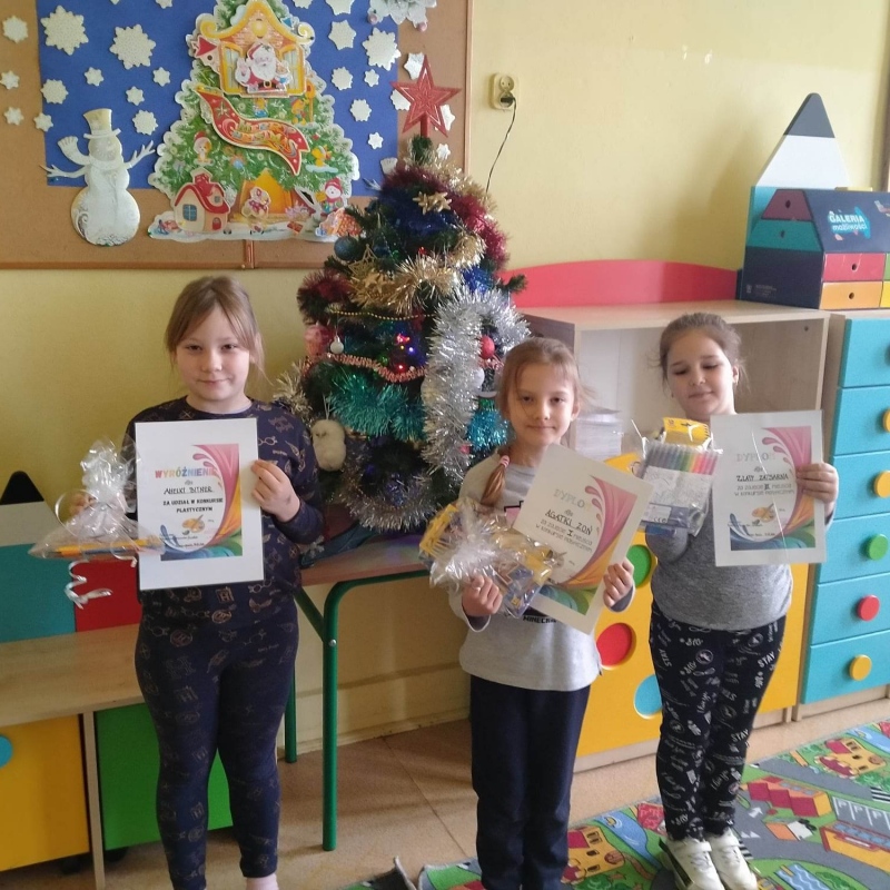 Uczennice klasy 1 z dyplomami