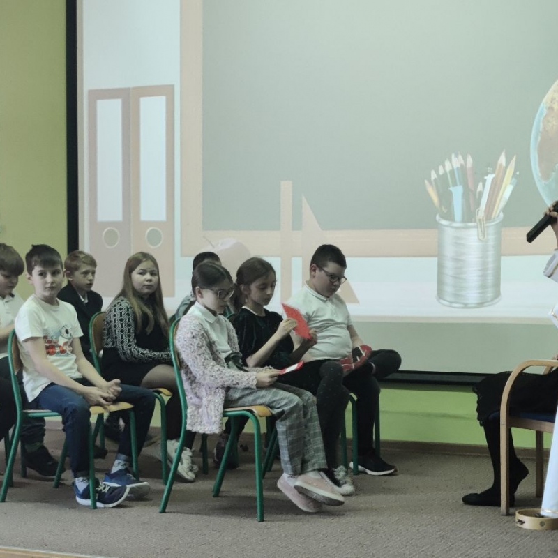 dzieci_na_scenie_-_w_klasie_z_aniolami
