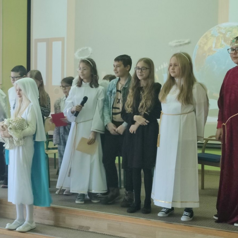 koniec_przedstawienia_wszyscy_aktorzy_na_scenie