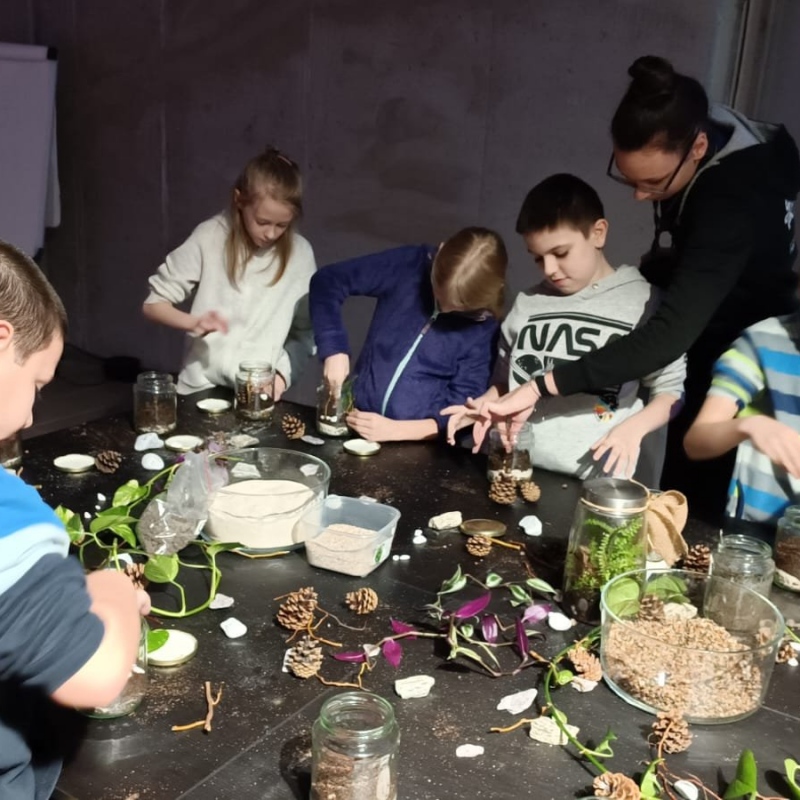 Uczniowie tworzą miniaturowy las w słoiku
