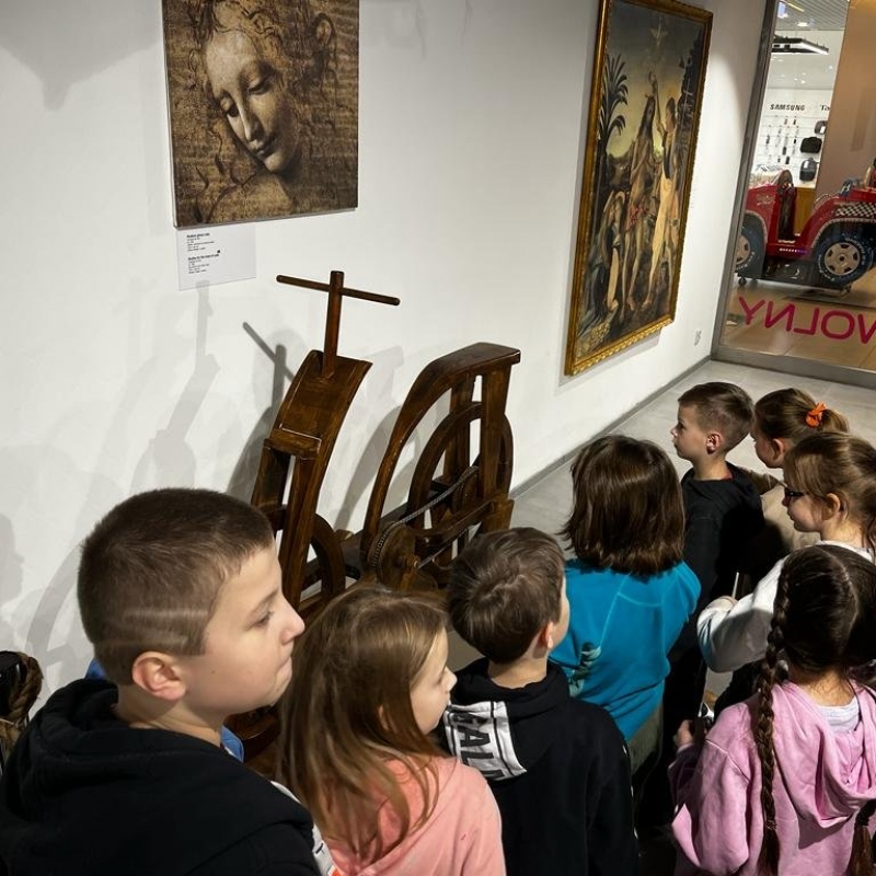 Ucznowie klasy drugiej przy rowerze