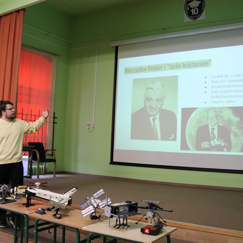 prezenter omawia slajd dotyczący Mirosława Bekkera