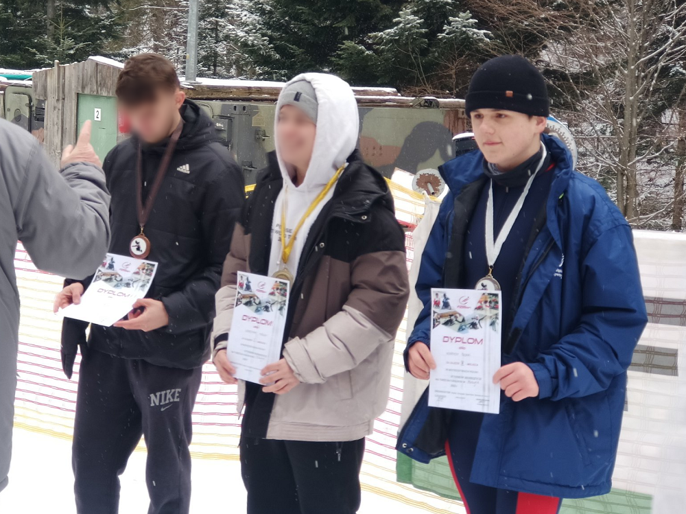 Uczestnicy zawodów saneczkarskich z dyplomami