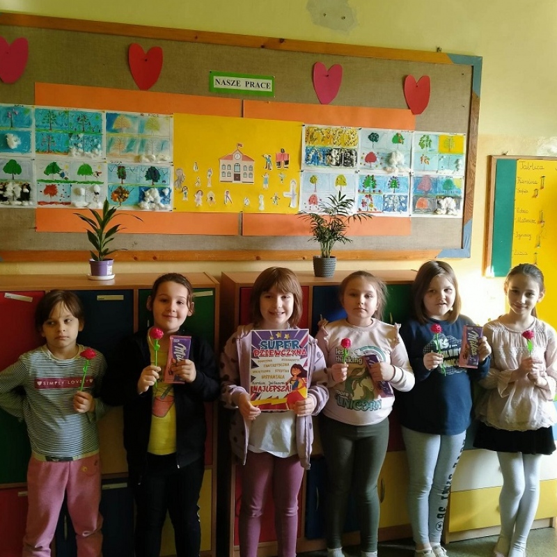 Dziewczyny z klasy 1a z upomnkami z okazzji Dnia Kobiet