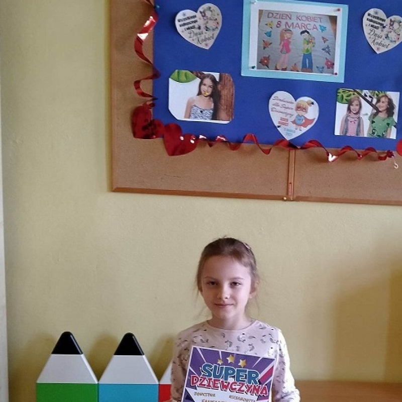 Uczennica klasy 1b z dyplomem super dziewczyny