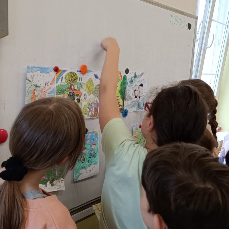Klasa trzecia podczas wykonywania plakatu pt. Zwiastuny wiosny