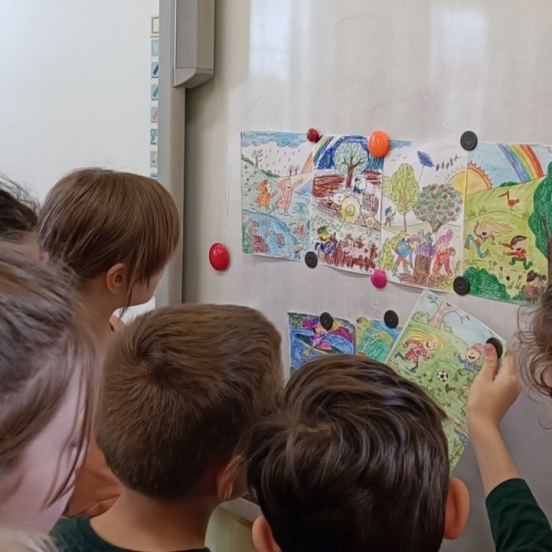 Klasa trzecia podczas wykonywania plakatu pt. Zwiastuny wiosny
