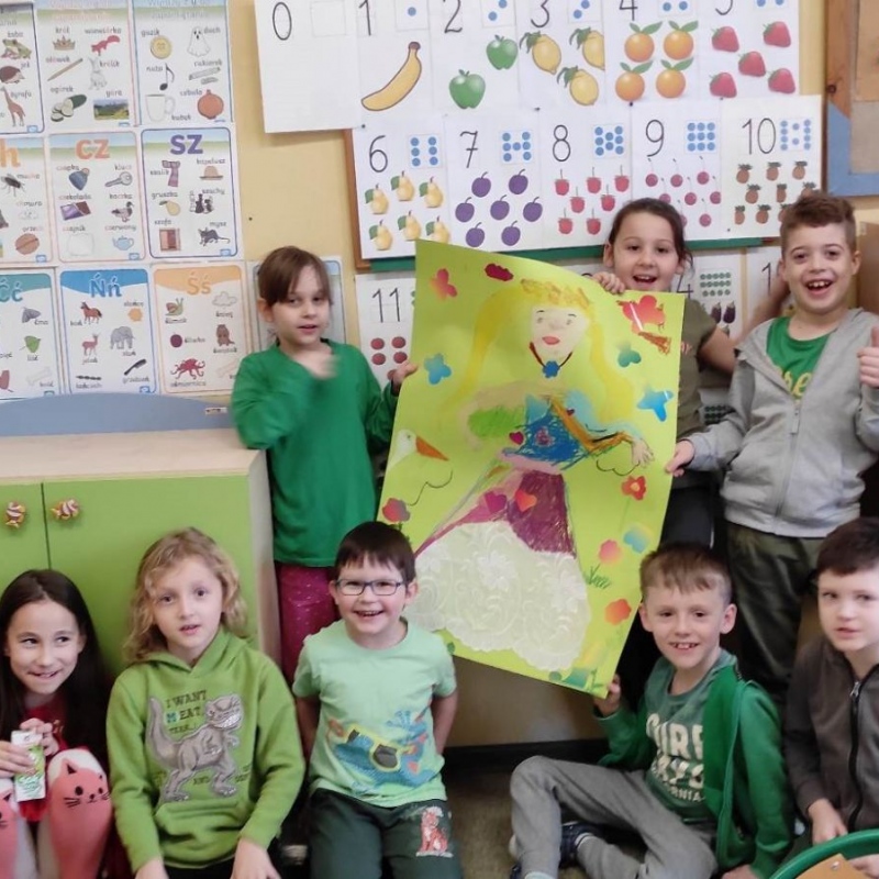 Uczniowie klasy 1b z wykonaną pracą pt. Pani Wiosna