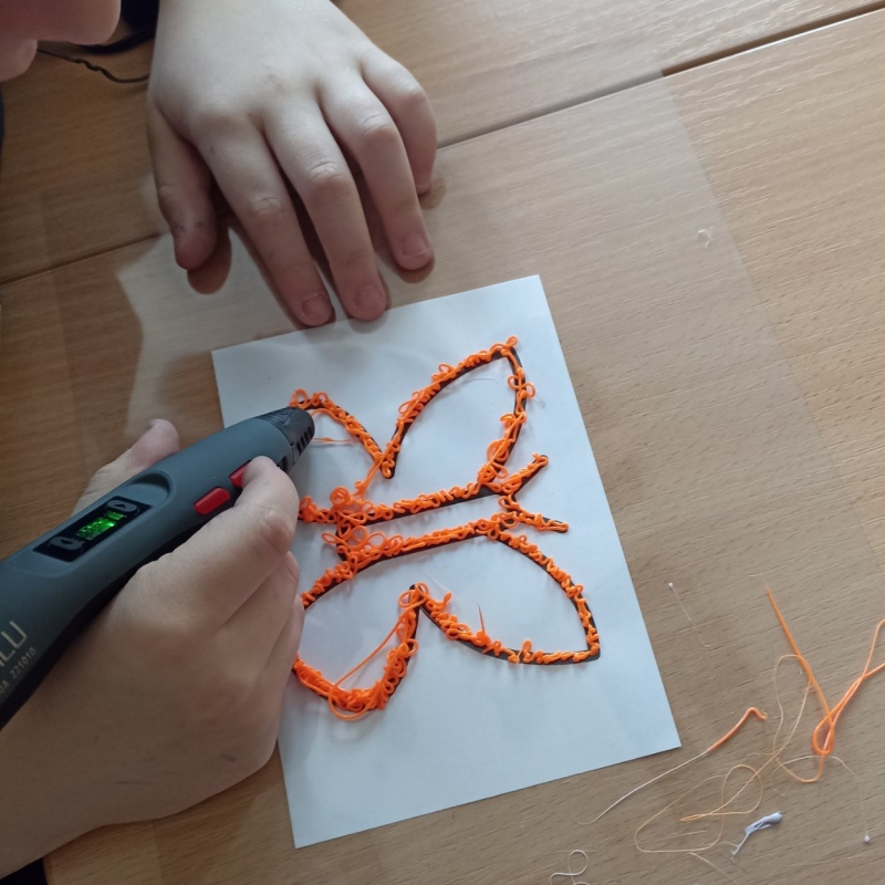 Dzieci wykonujące prace długopisami do druku 3D
