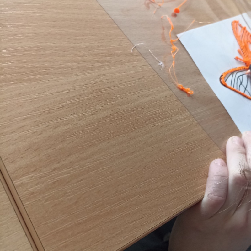 Dzieci wykonujące prace długopisami do druku 3D