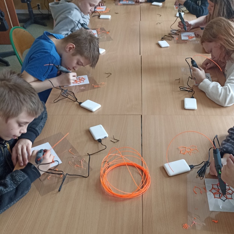 Dzieci wykonujące prace długopisami do druku 3D