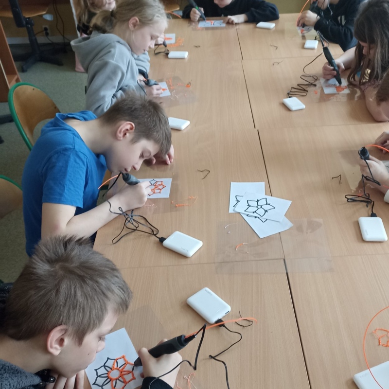 Dzieci wykonujące prace długopisami do druku 3D