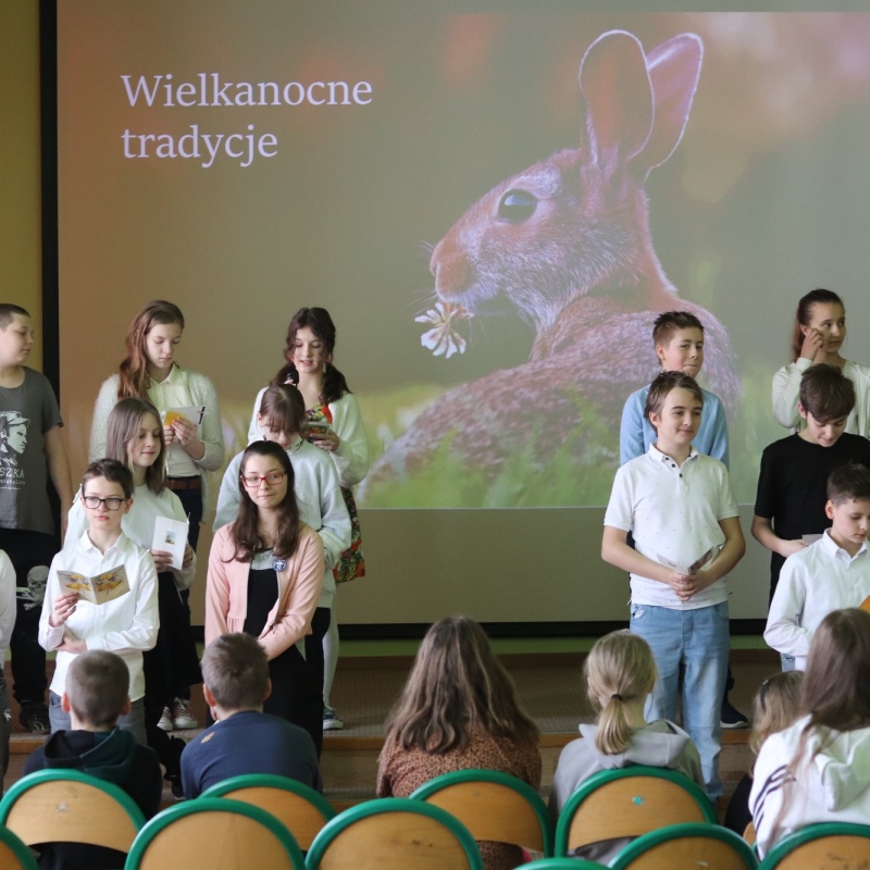 Uczniowie klasy szóstej podczas występu wielkanocnego