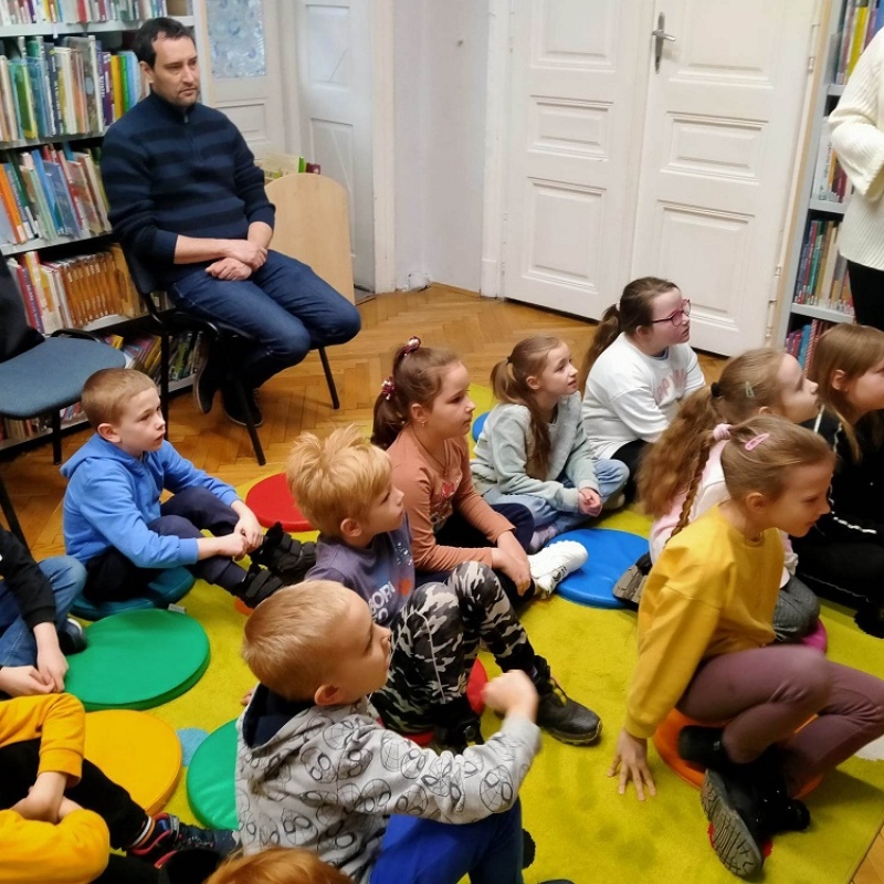 Uczniowie klasy 1b rozwiązują Quiz na dużej tablicy.