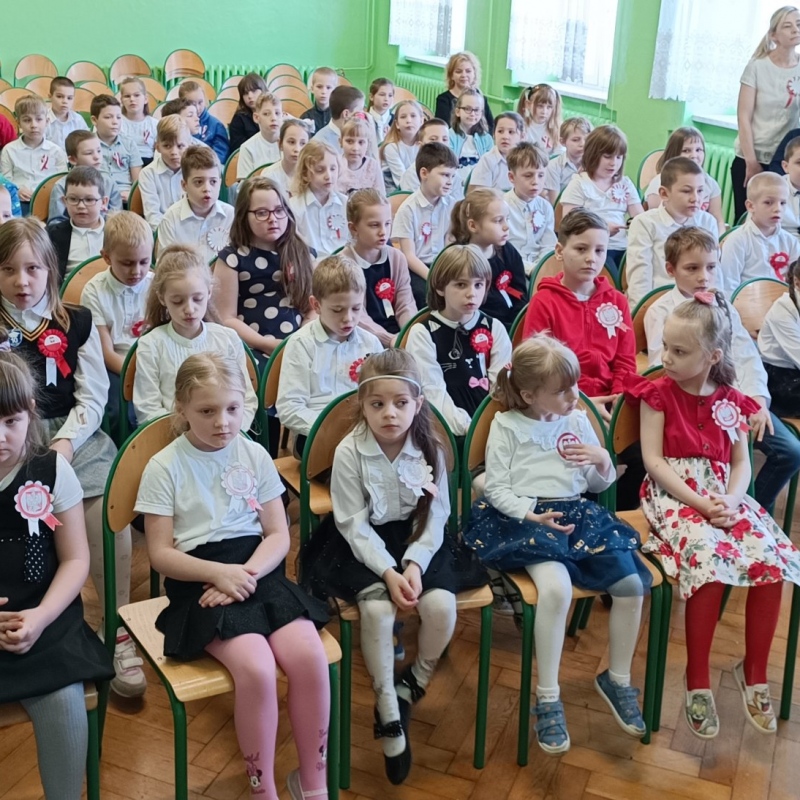 Zgromdzona w auli publiczność z klas 0-3