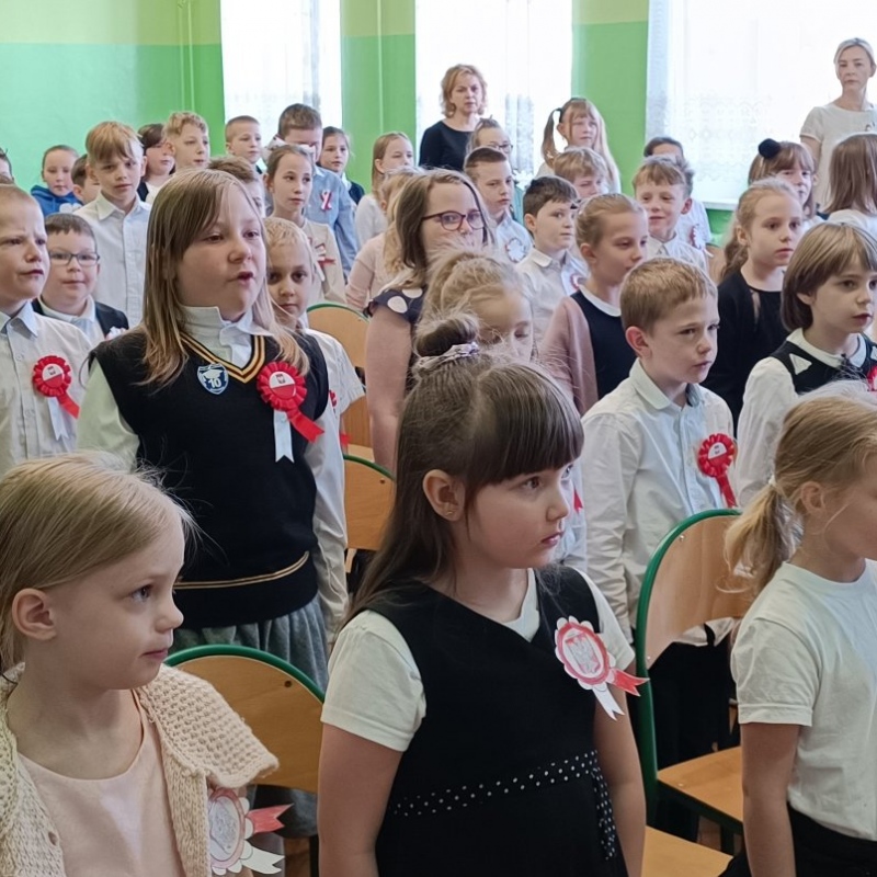 Publiczność śpiewająca hymn państwowy