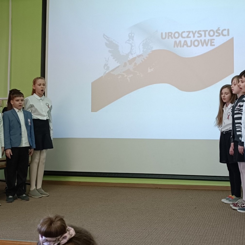 Uczniowie trzeciej klasy na scenie