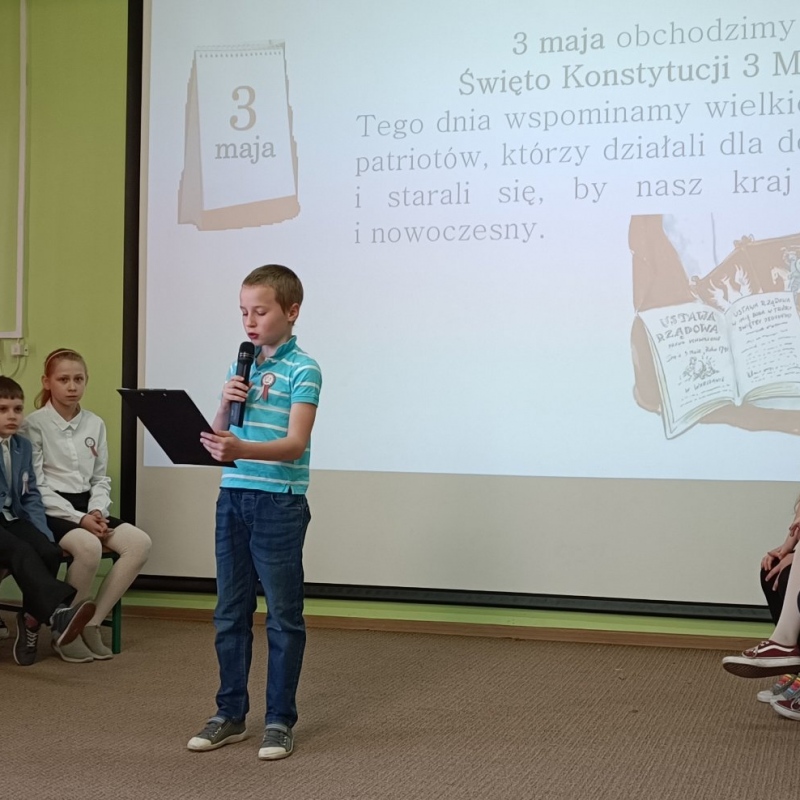 Uczniowie trzeciej klasy na scenie