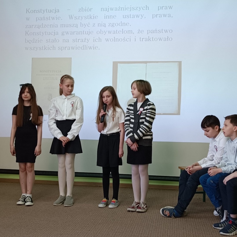 Uczniowie trzeciej klasy na scenie