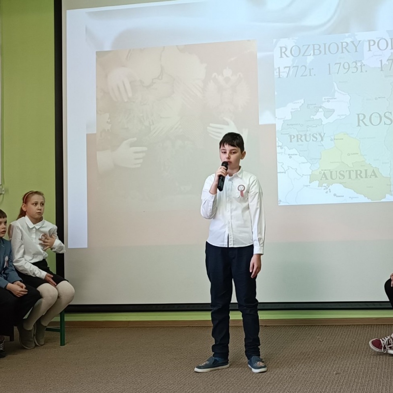 Uczniowie trzeciej klasy na scenie