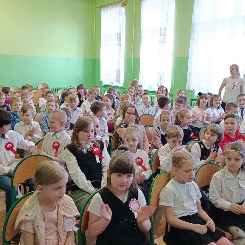 Zgromdzona w auli publiczność z klas 0-3