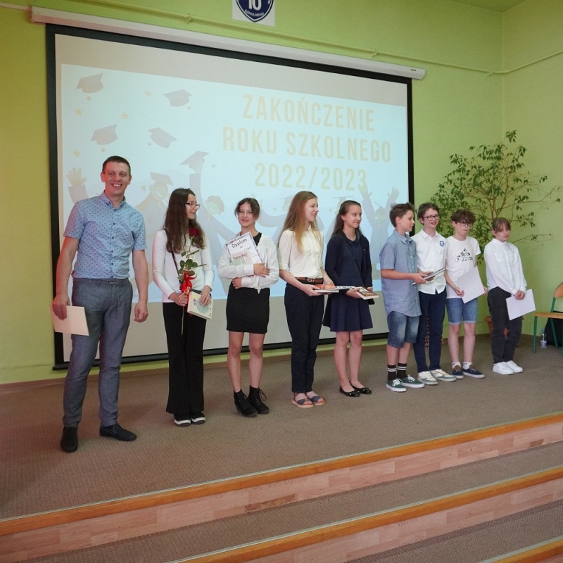 Klasa 6 uczniowie i rodzic