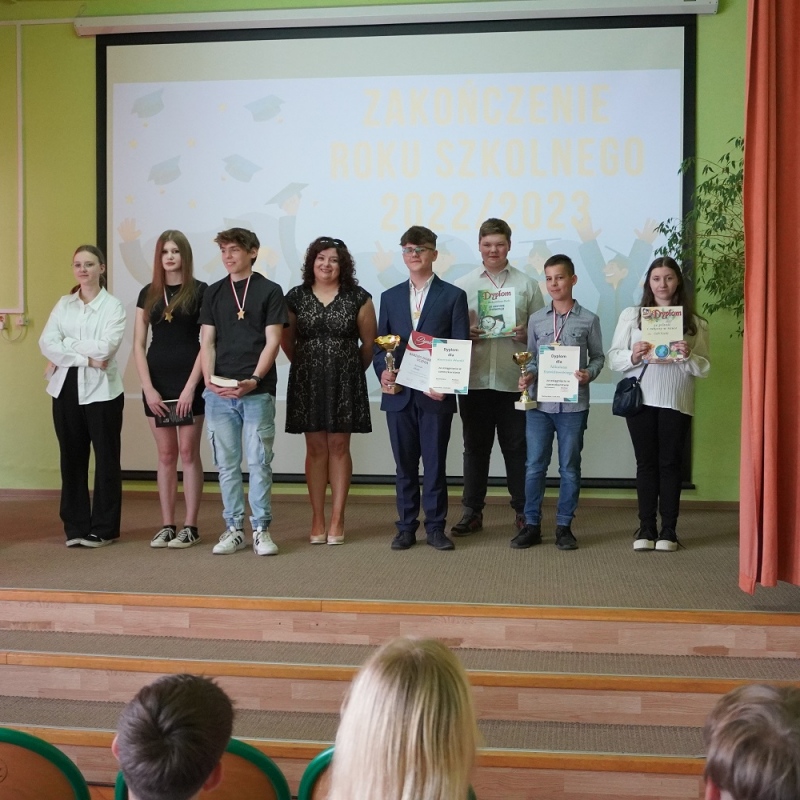 Klasa 8a z wychowawcą