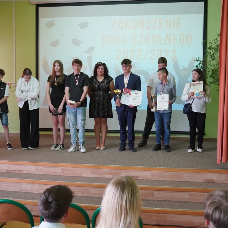 Klasa 8a z wychowawcą