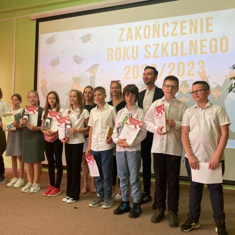 Uczniowie klasy 5 z wychowawcą