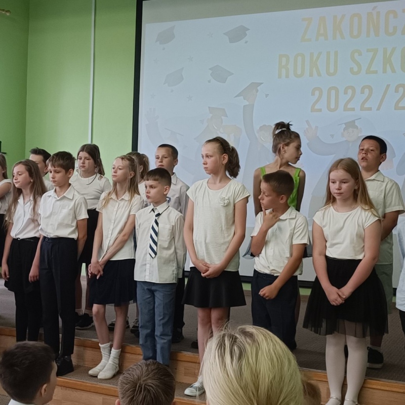 Uczniowie klasy 3a razem z przemawiającą Panią Dyrektor