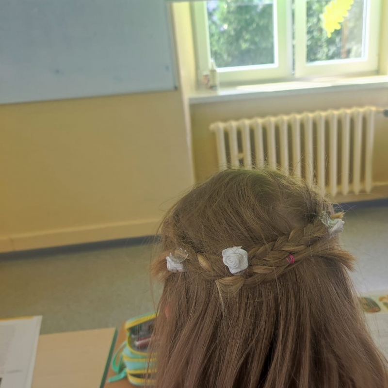 Klasa IV fryzury z dnia upiętych włosów
