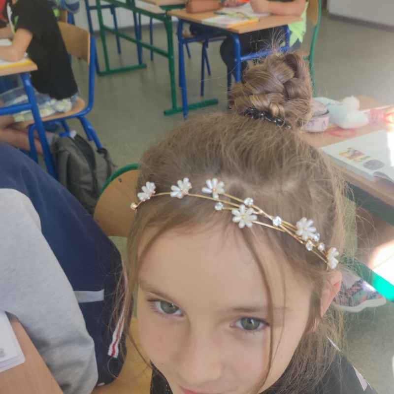 Klasa IV kwiatowy  dodatek  do  fryzury upiętych włosów
