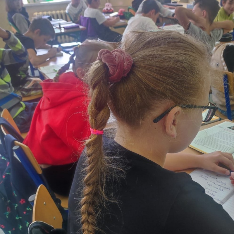 Kucyki i warkoczyki w jednym klasa IV z dnia upiętych włosów