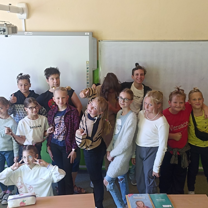 Klasa 5a w dniu upiętych włosów z wychowawcą