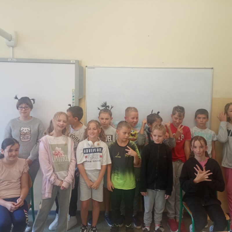 Klasa 5b we fryzurach w dniu upiętych włosów