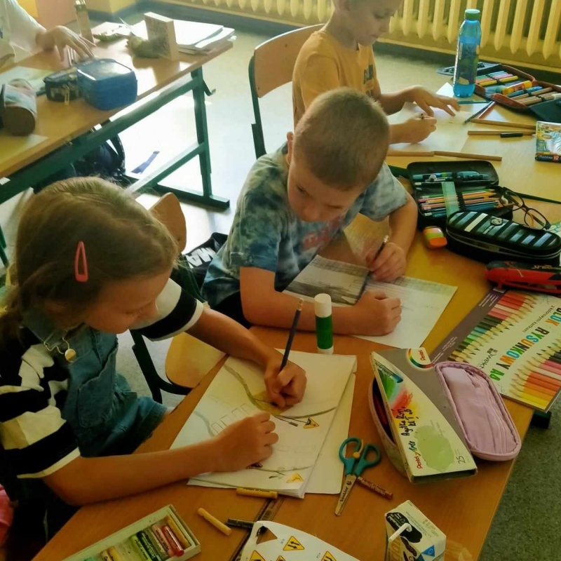 Klasa 2 b  tworzenie prac o bezpieczeństwie na drodze