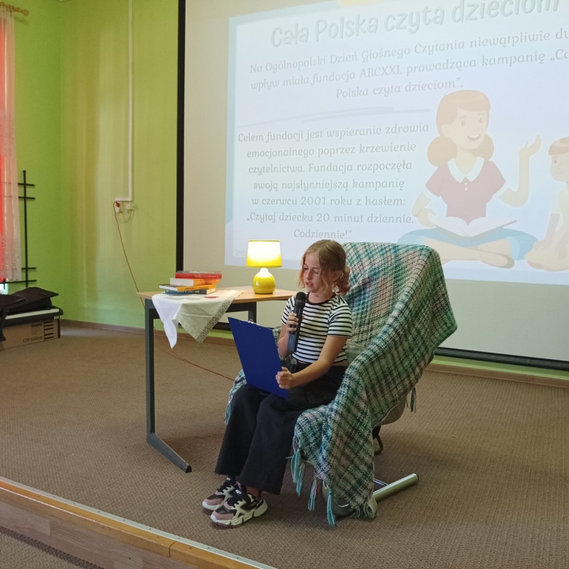 Hanna z klasy 5b czyta tekst pt. "Kolorowa kołderka"