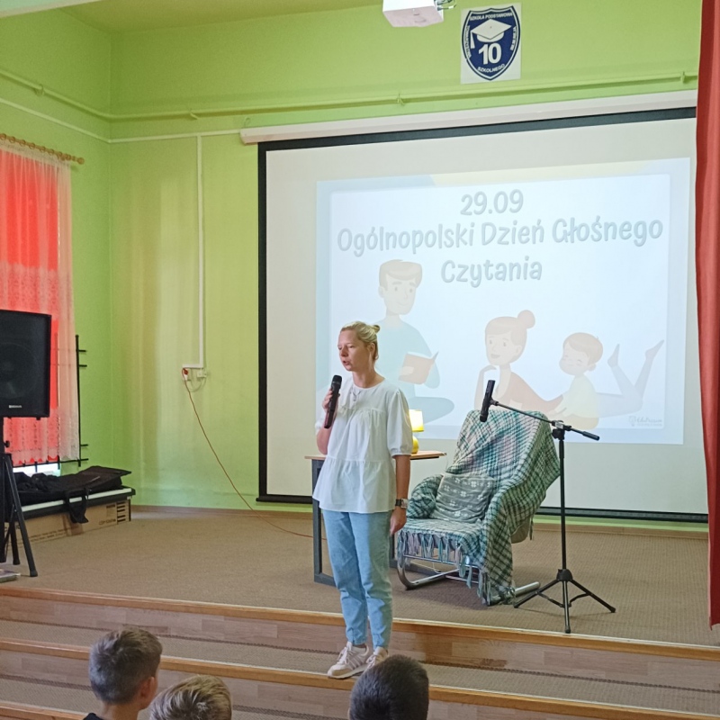 Pani Magdalena Dereń wita zebranych na Dniu Głośnego Czytania