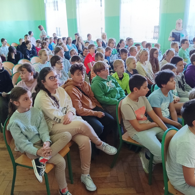 Widownia składająca się z uczniów klas IV-VIII w trakcie czytania