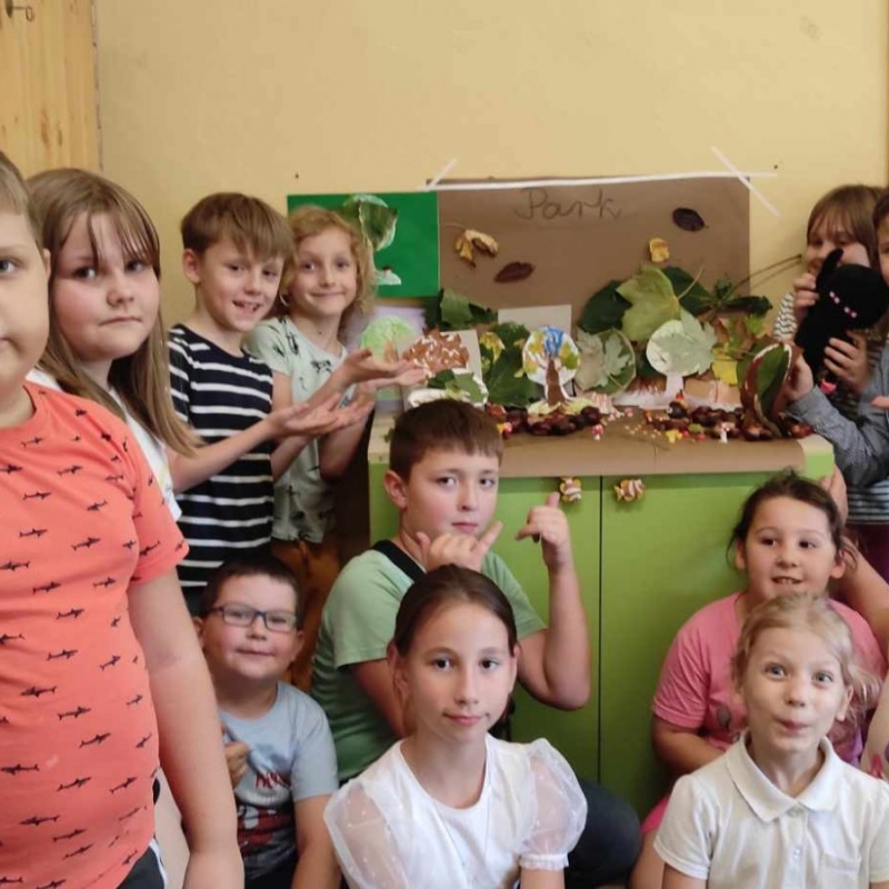 Uczniowie klasy 2a ze swoimi pracami