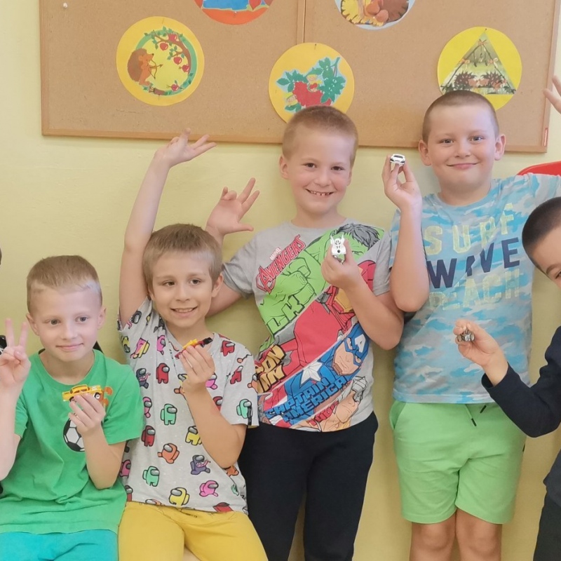 Zadowoleni chłopcy z klasy trzeciej