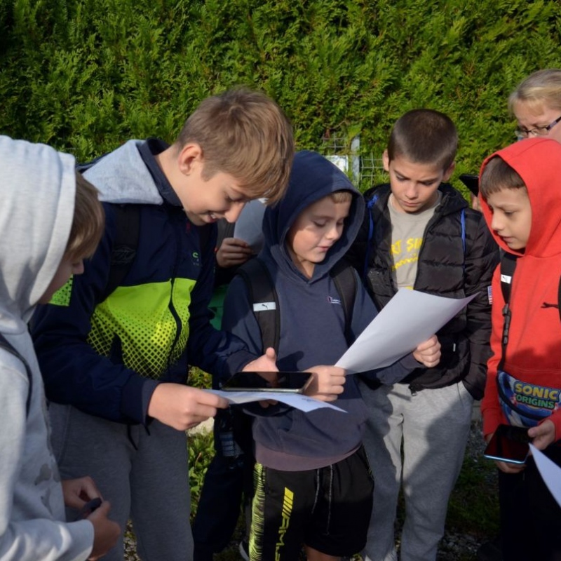 klasa 5b wykonuje zadanie z piosenką