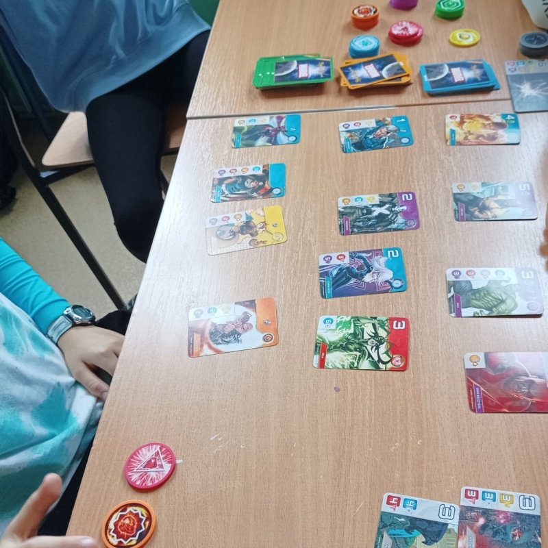 Uczniowie grają w gry planszowe