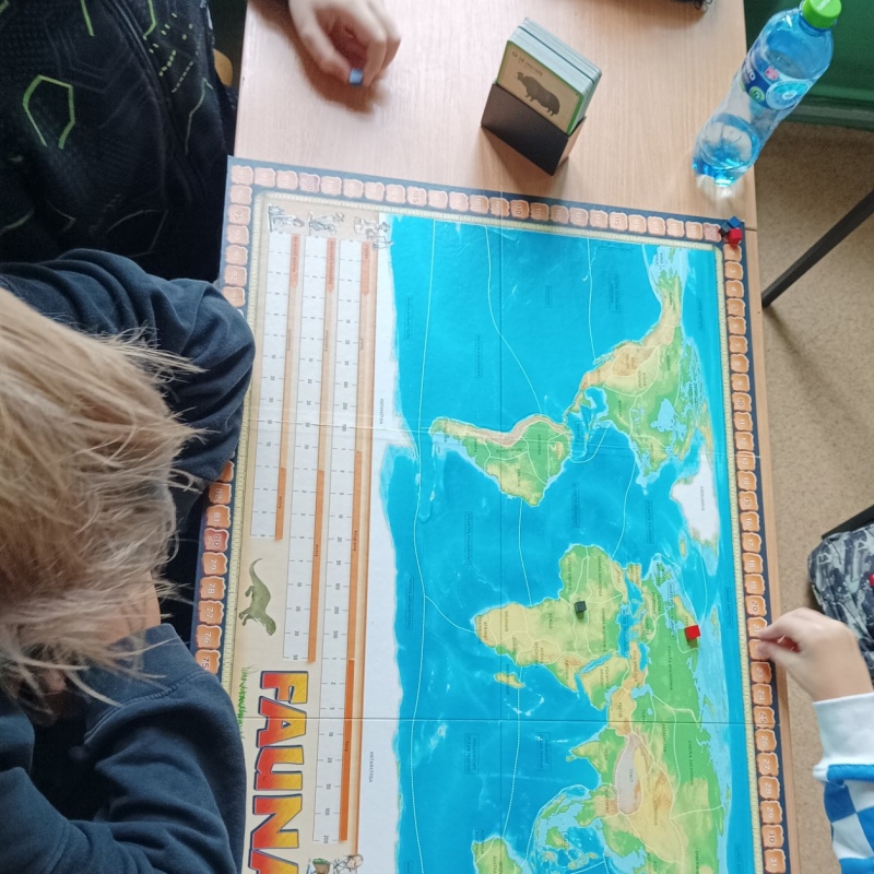 Uczniowie grają w gry planszowe