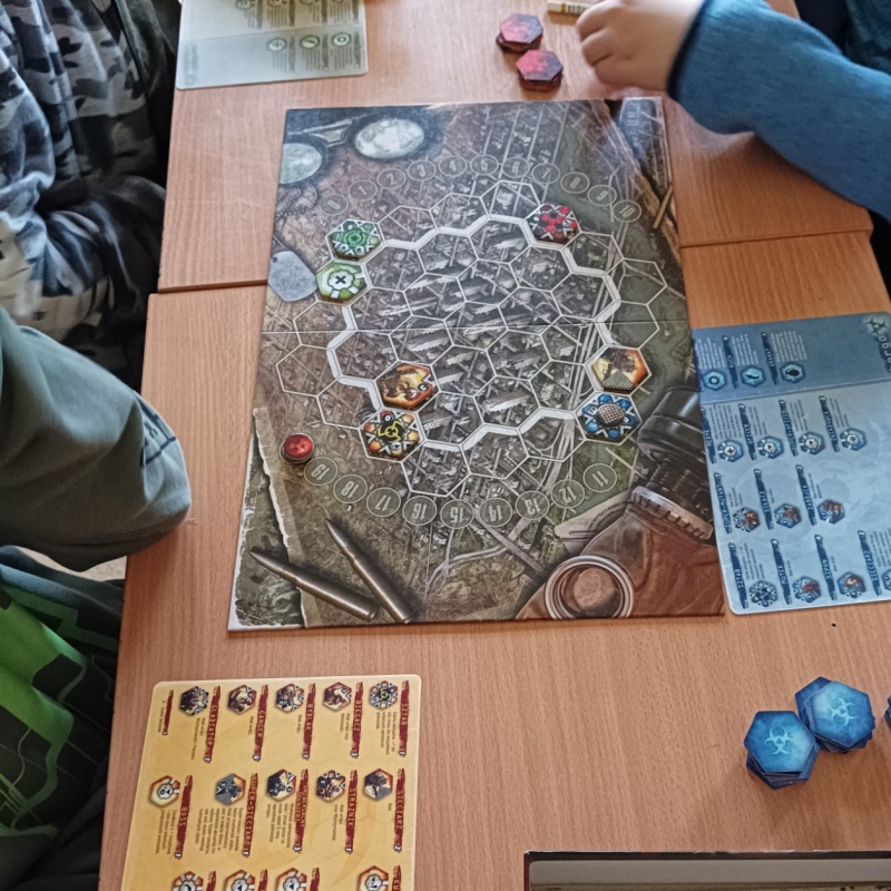 Uczniowie grają w gry planszowe