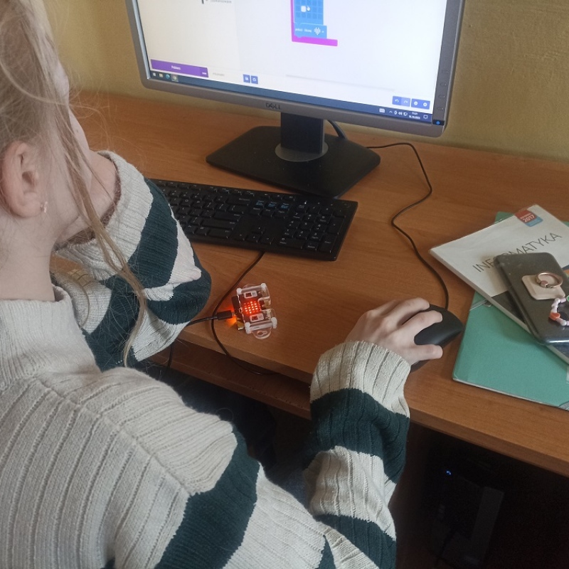 Uczniowie klasy 5b podczas zajęć z micro:bit
